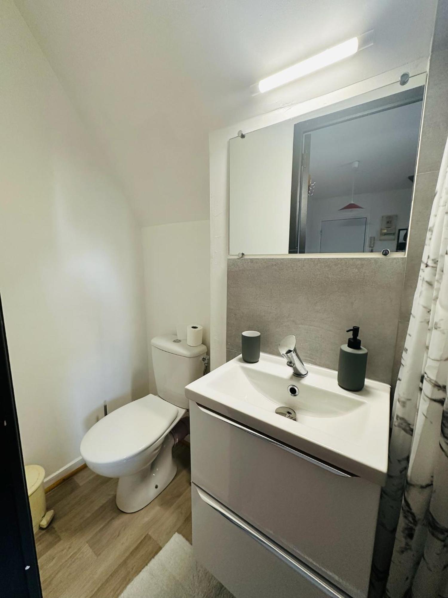 Studio 12 Proche Centre Ville Avec Wifi Parking Troyes Luaran gambar